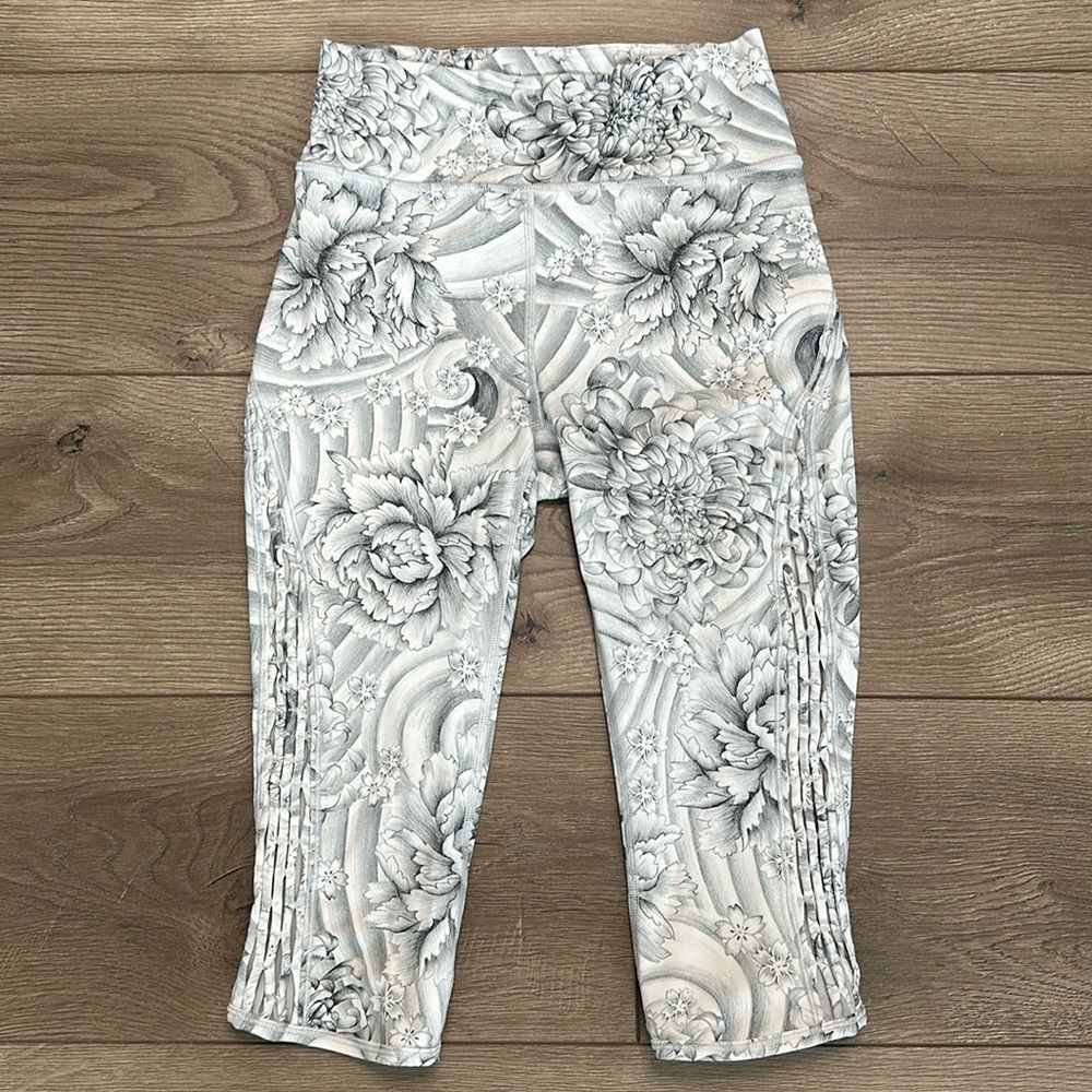 Lululemon High Rise Love‎ Knot Crop 15" Twine White Multi Leggings Size 4